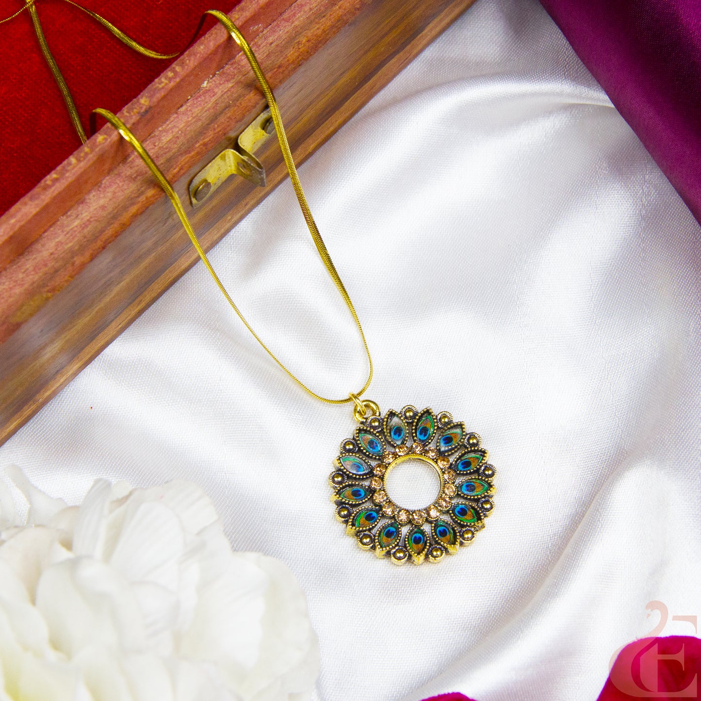 Top view of A new trend from Everglam: the peacock simple chain, made for your everyday elegance.