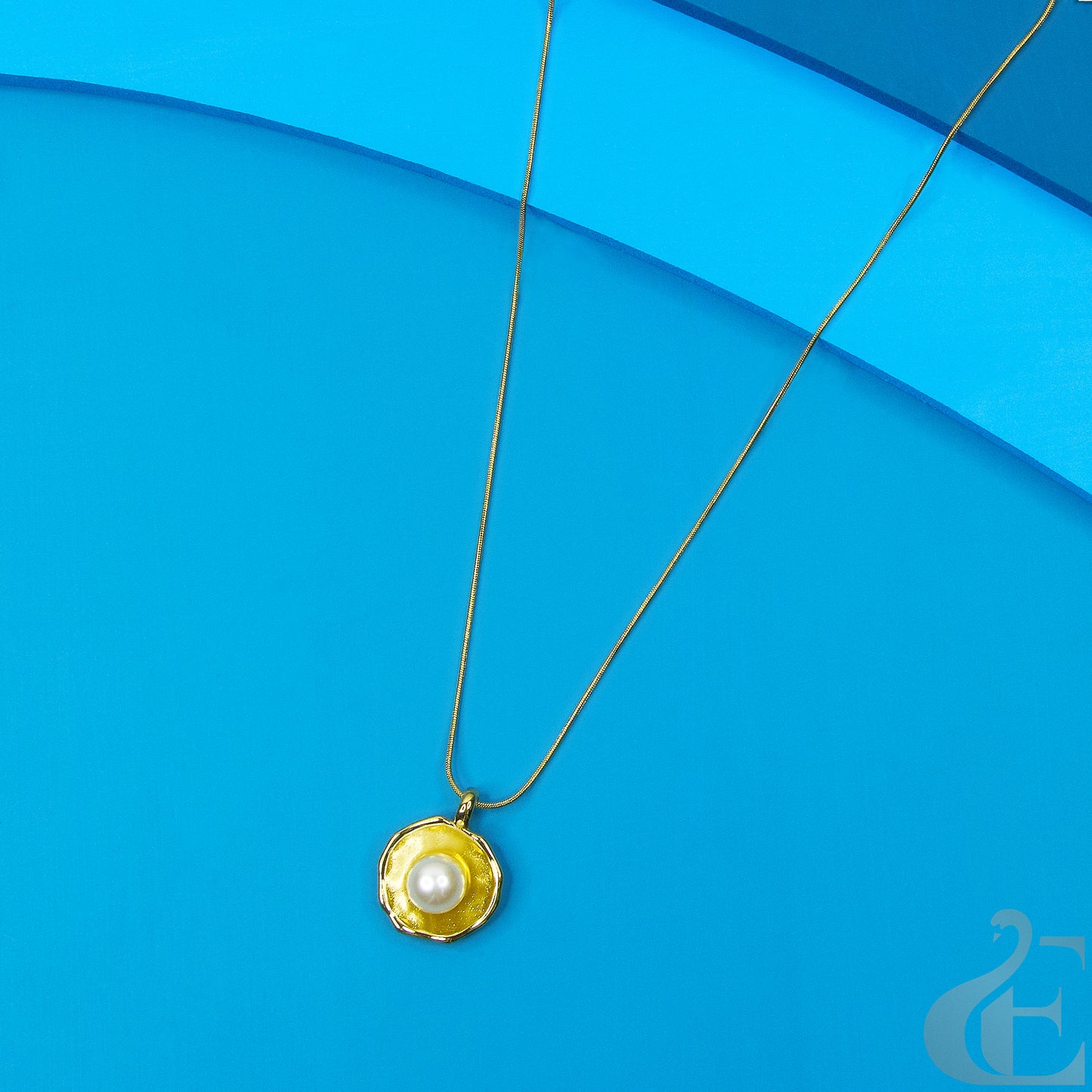 Top view of Anti Tarnish White Pearl Necklace Simple Chain