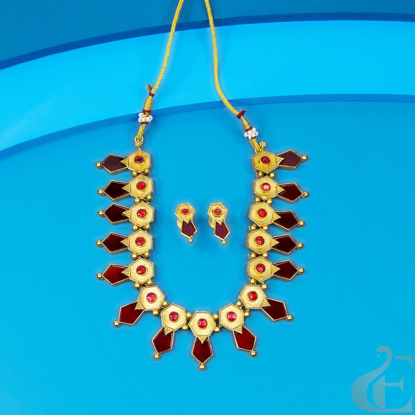 Top view of Antique Necklace & Earrings Ruby stones