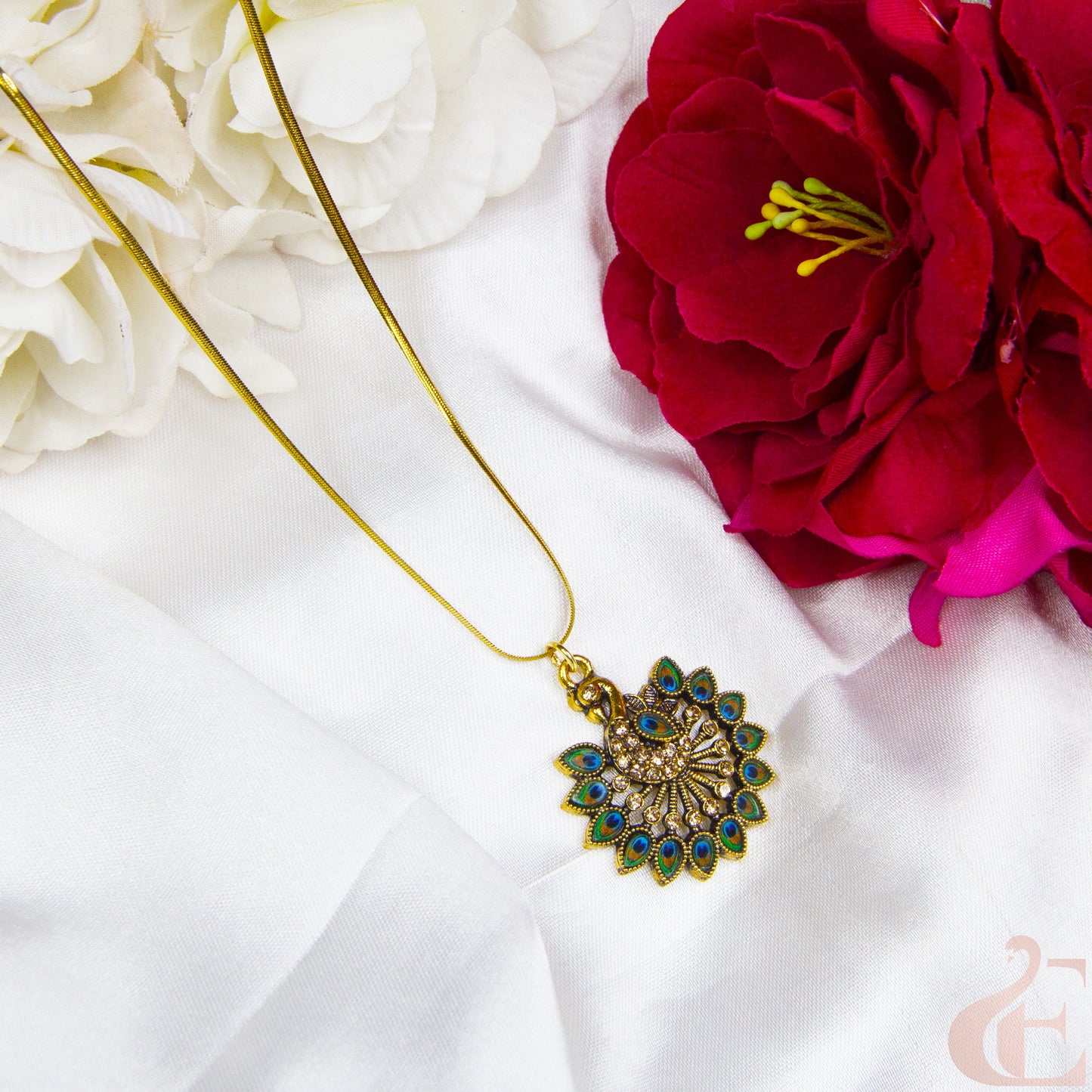 Top view of Everglam’s trendy peacock simple chain — a perfect touch of elegance for daily wear