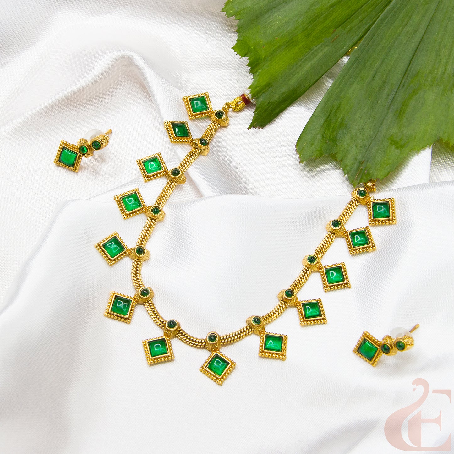 Top view of Kemp stone short Necklace with Earring Green Stones