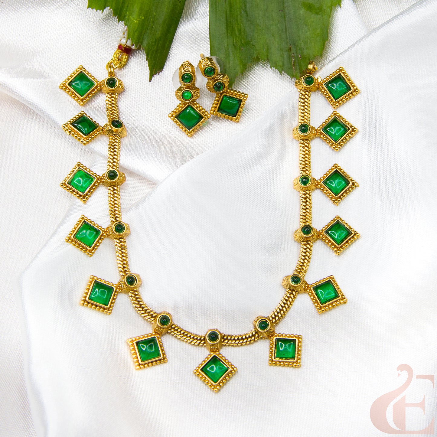 Top view of Kemp stone short Necklace with Earring Green Stones