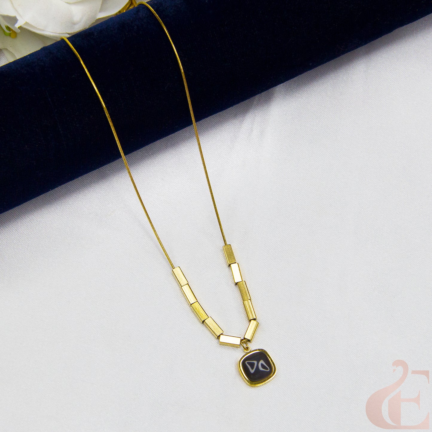 Top view of Stainless Steel Simple Chain With Pendent