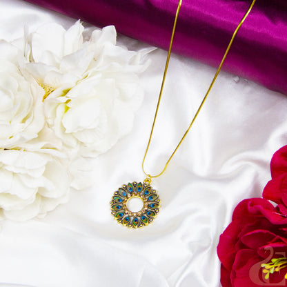 Top view of A new trend from Everglam: the peacock simple chain, made for your everyday elegance.