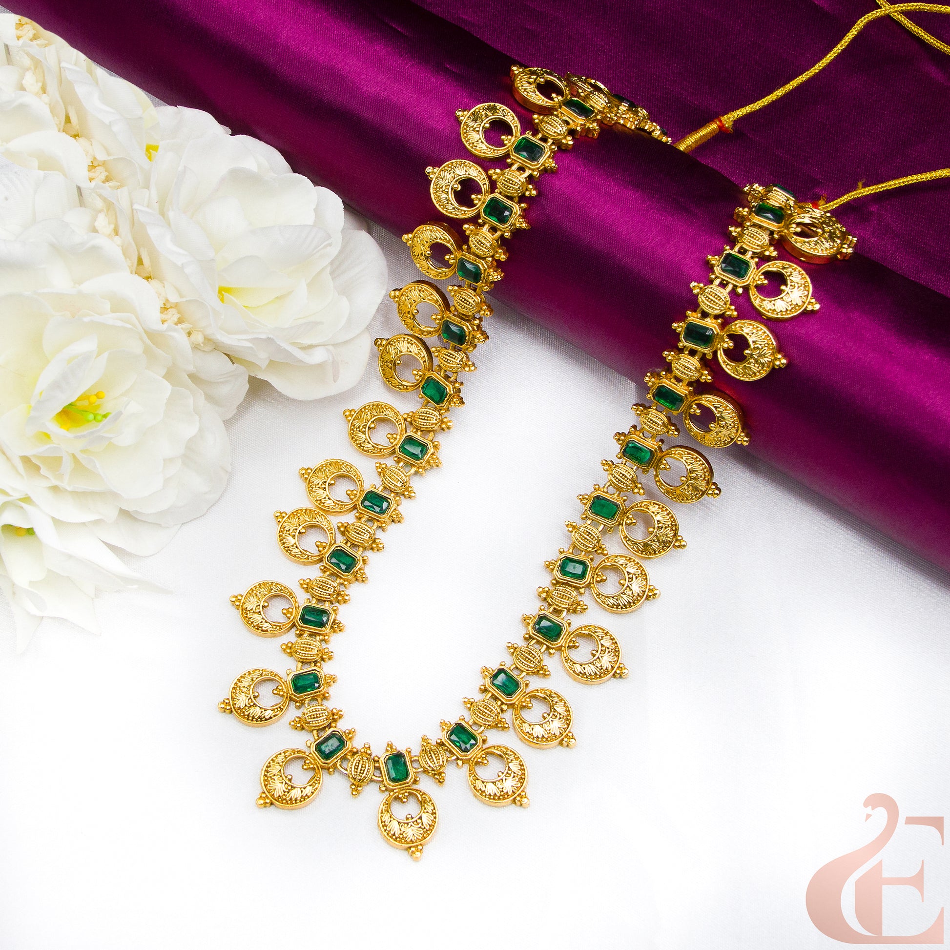 Top view of Antique Long Necklace Green Stone 