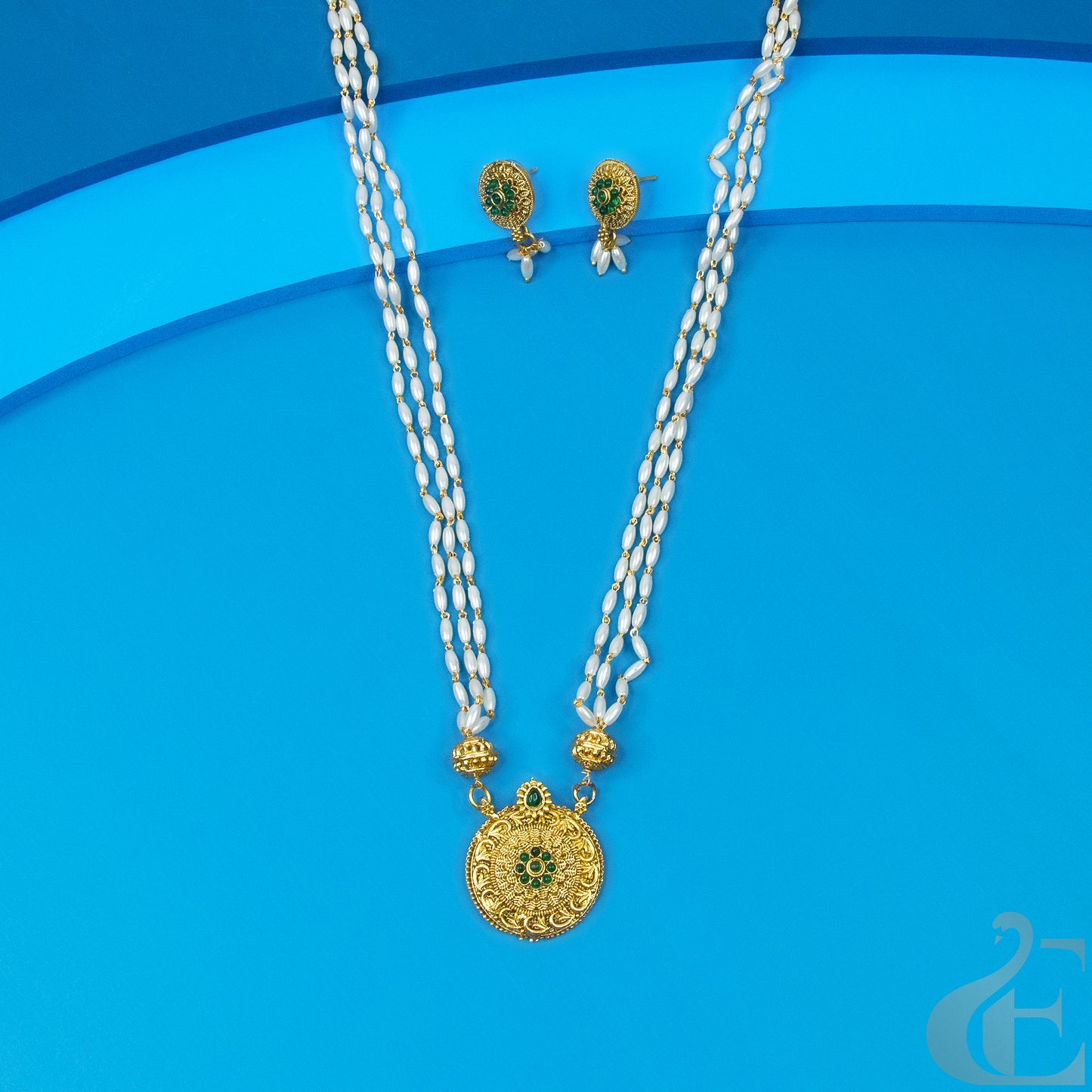 Top view of Antique Necklace & Earrings Green stones 