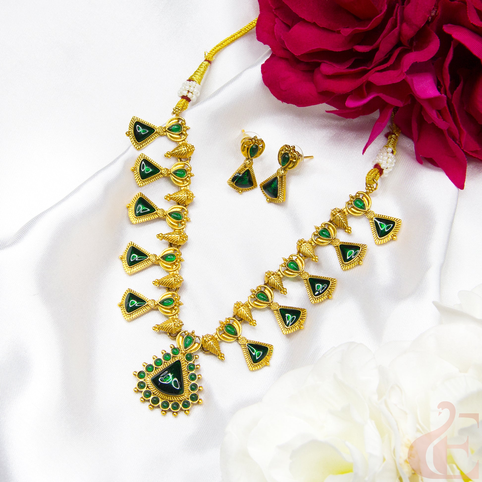 Top view of Antique Necklace & Earrings Green stones 122