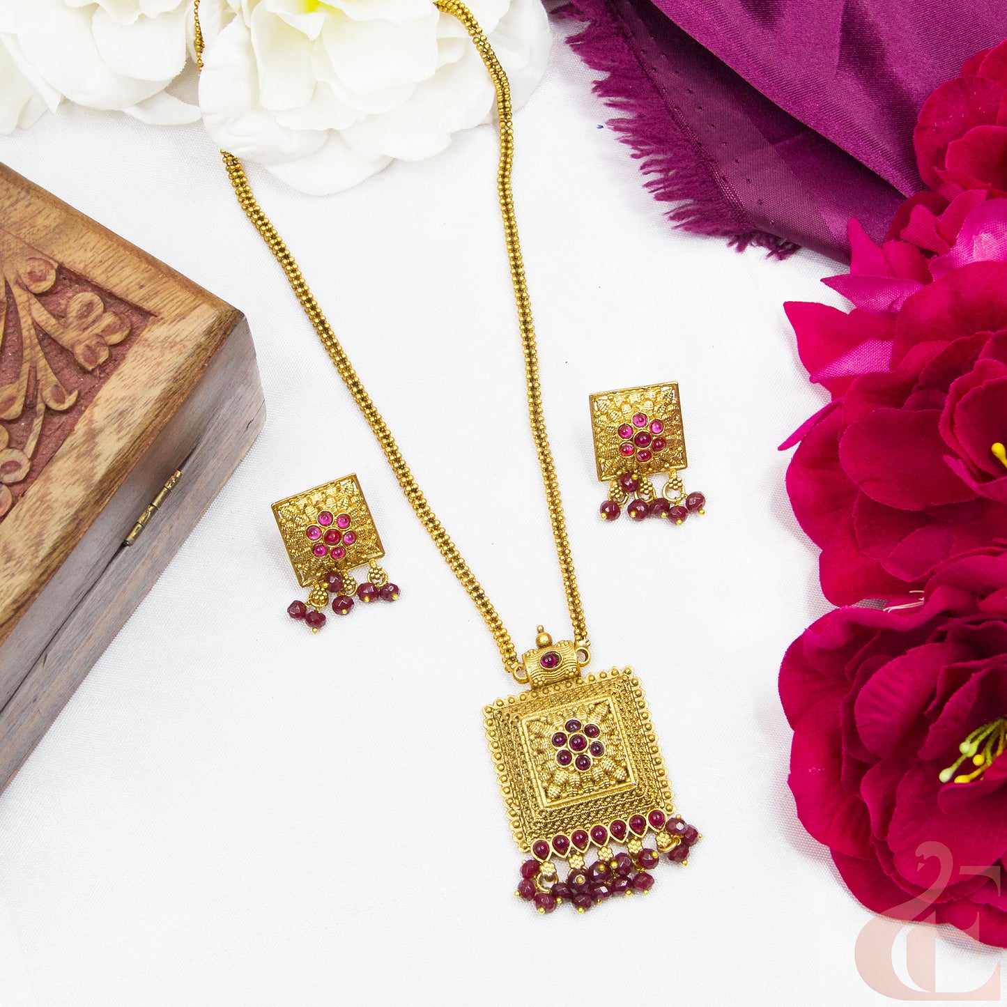 Top view of Antique Necklace & Earrings Ruby stones 