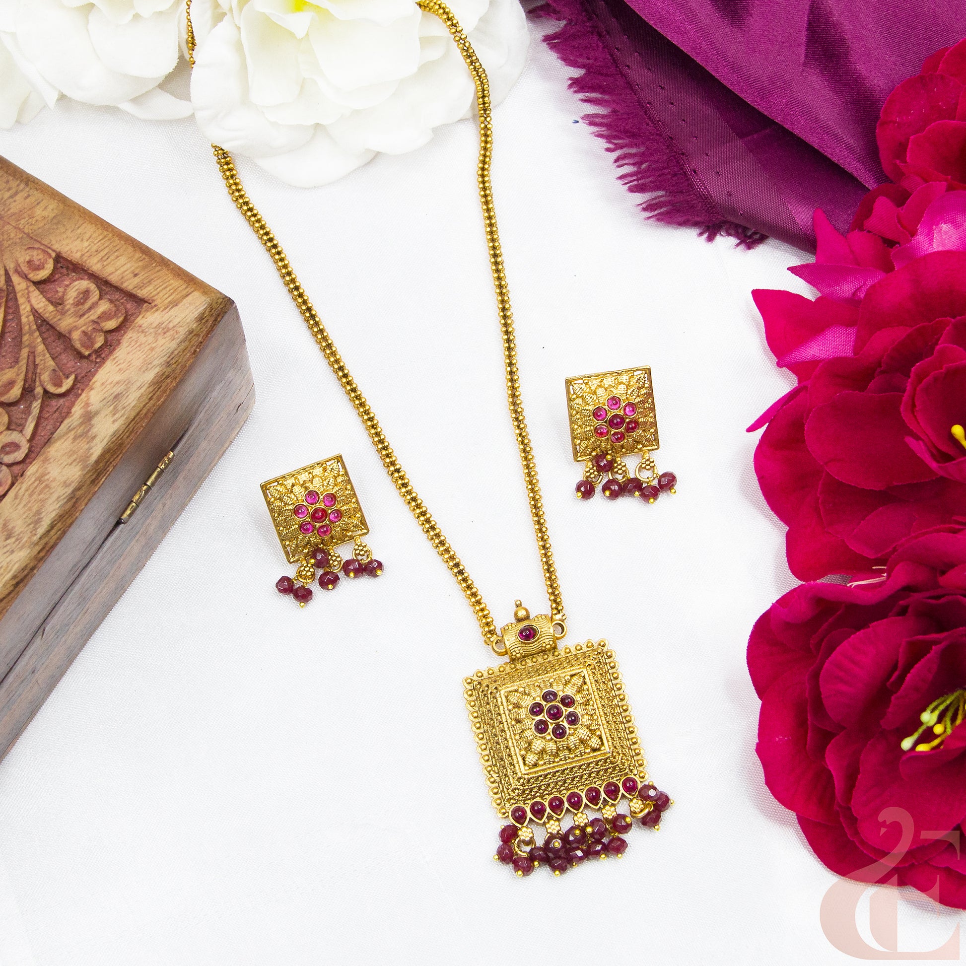 Top view of Antique Necklace & Earrings Ruby stones 