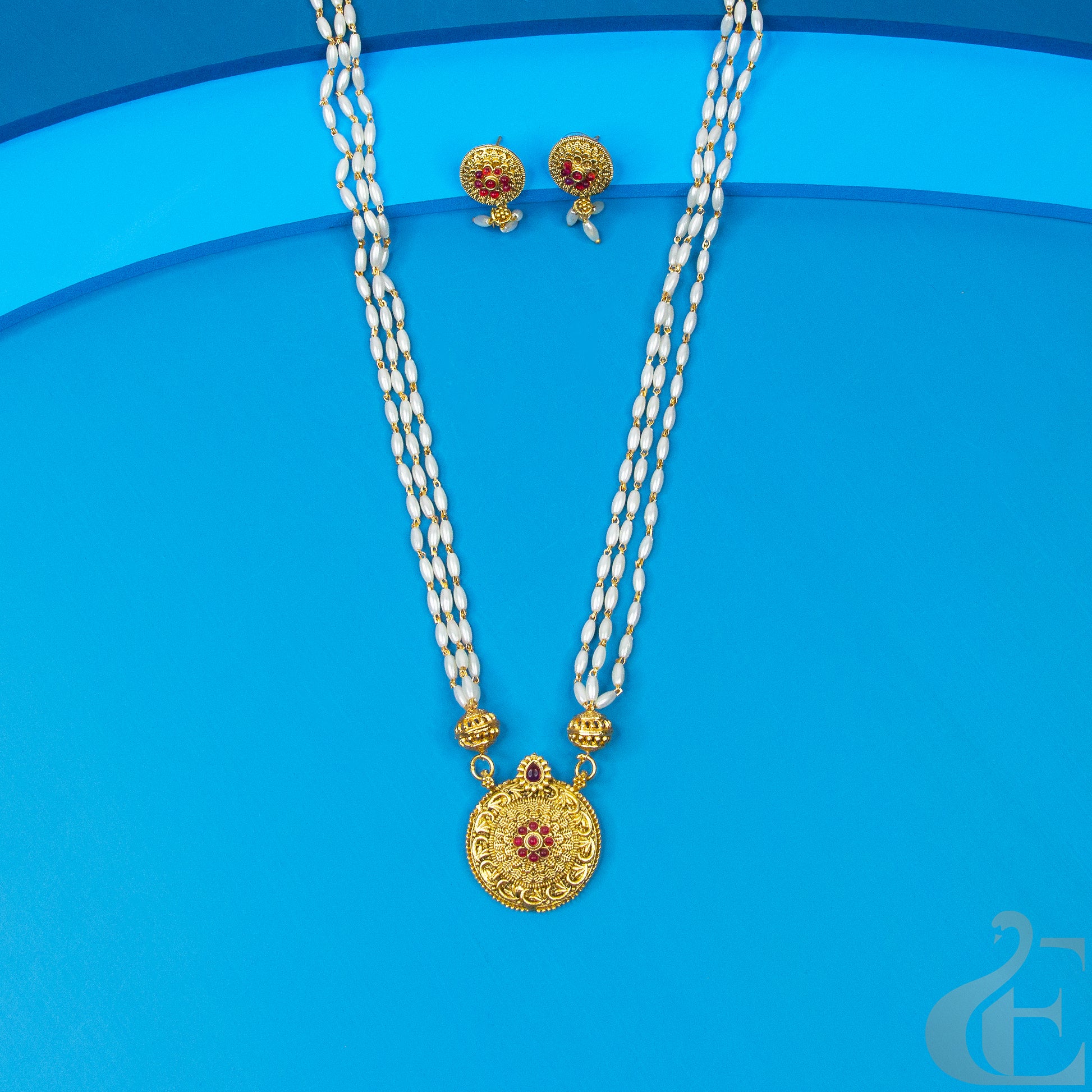 Top view of Antique Necklace & Earrings Ruby stones 