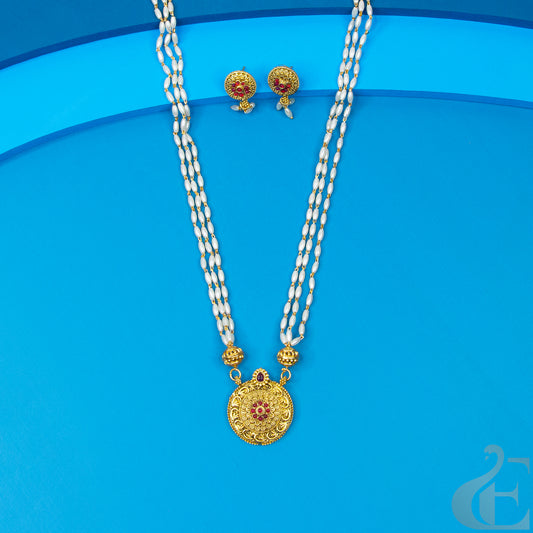 Top view of Antique Necklace & Earrings Ruby stones 