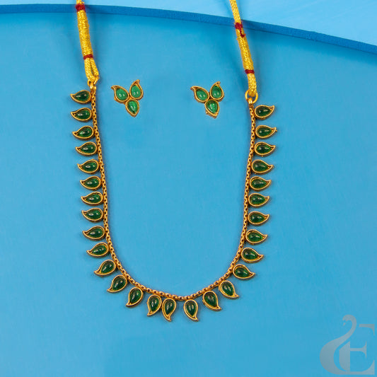 Top view of Antique Necklace & Earrings Green stones 
