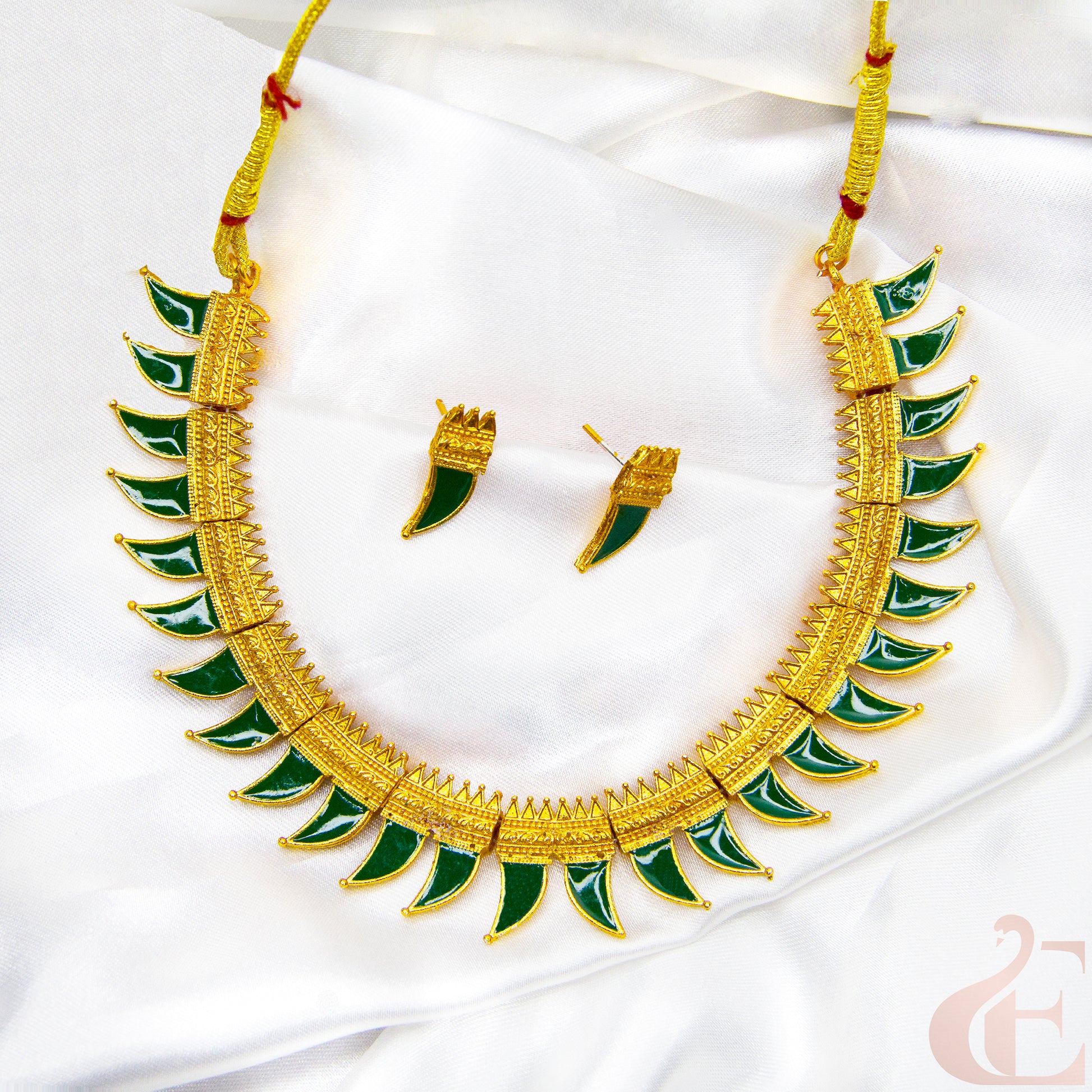 Top view of Antique Necklace & Earrings Green stones 