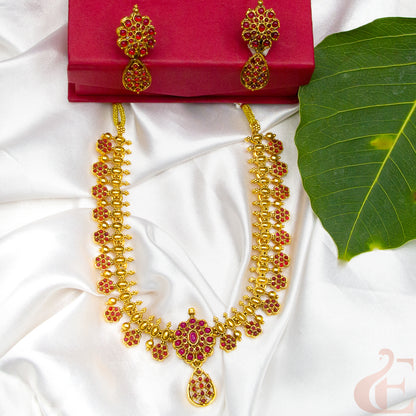 Top view of Antique Necklace & Earrings Ruby stones 