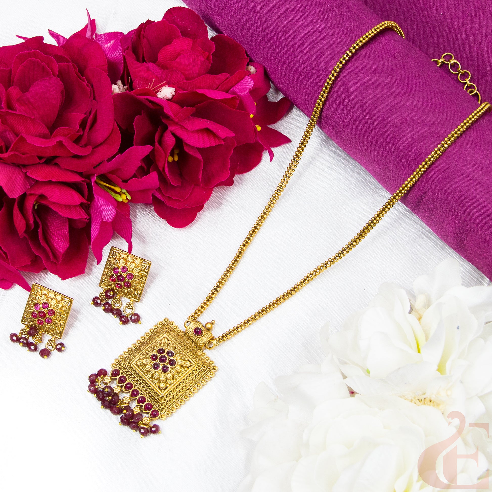 Top view of Antique Necklace & Earrings Ruby stones 