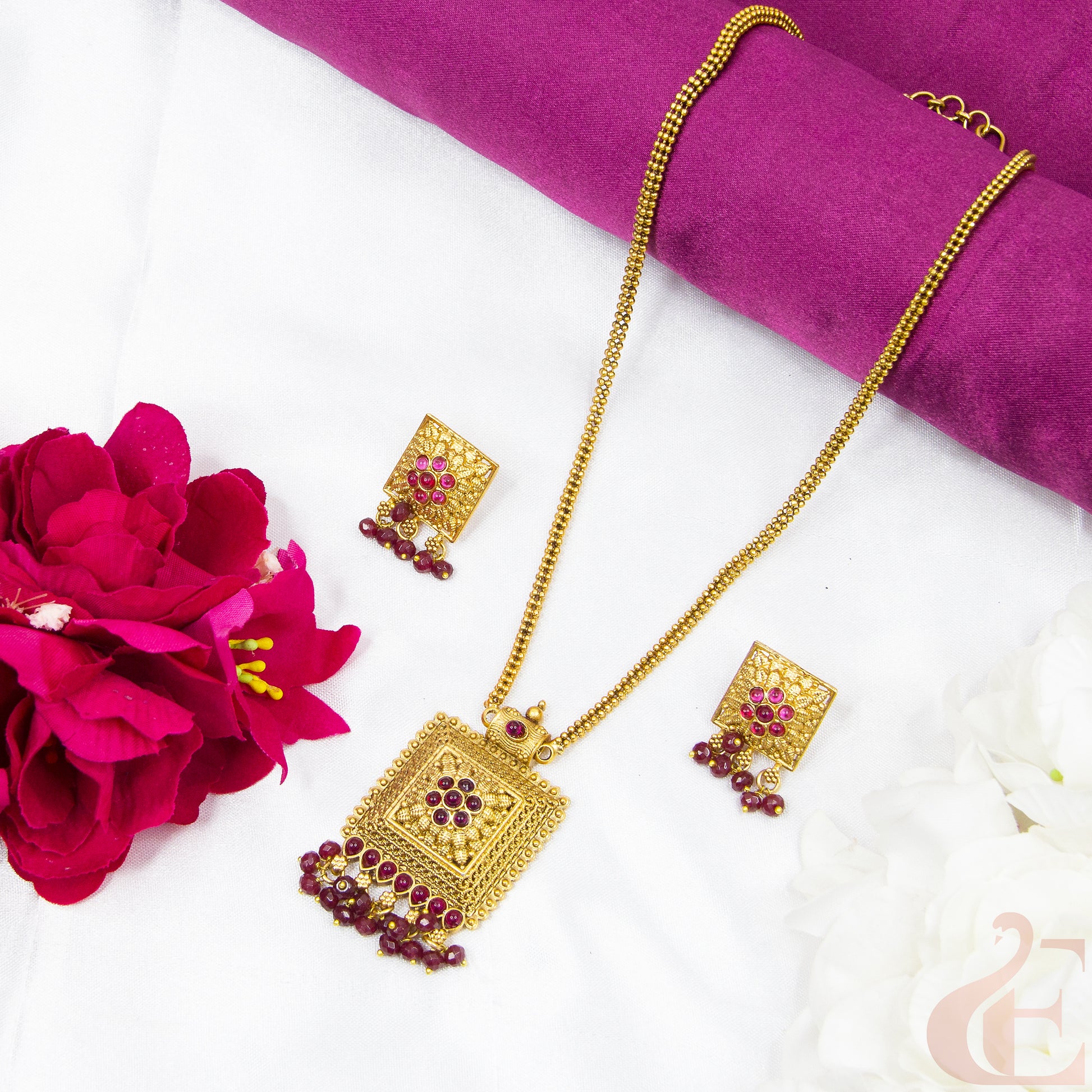 Top view of Antique Necklace & Earrings Ruby stones 