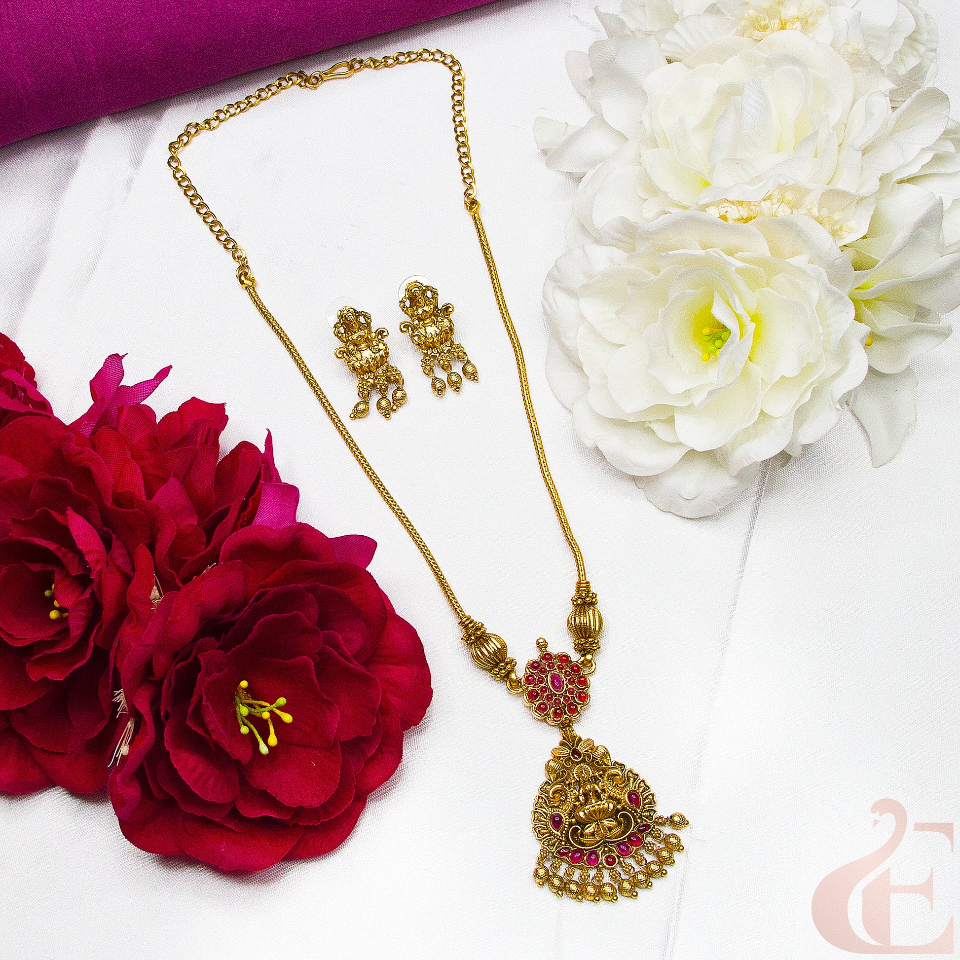 Top view of Antique Temple Necklace & Earrings Ruby stones 