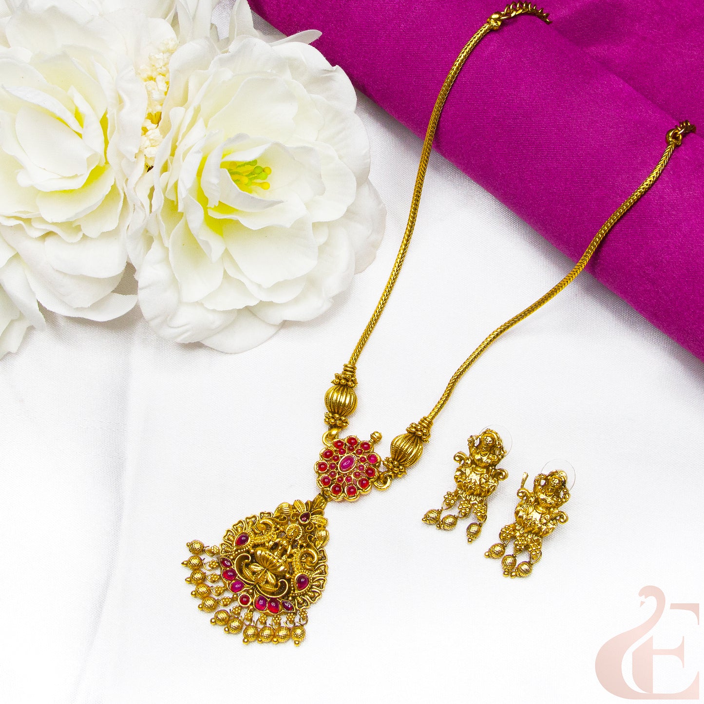 Top view of Antique Temple Necklace & Earrings Ruby stones 