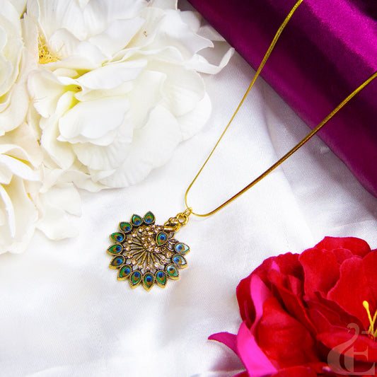 Top view of Everglam’s trendy peacock simple chain — a perfect touch of elegance for daily wear