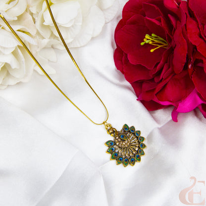 Top view of Everglam’s trendy peacock simple chain — a perfect touch of elegance for daily wear