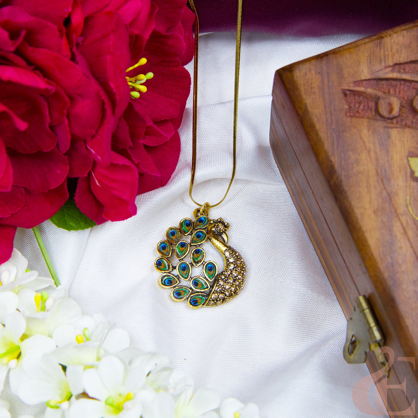 Top view of Peacock Simple Chain 
