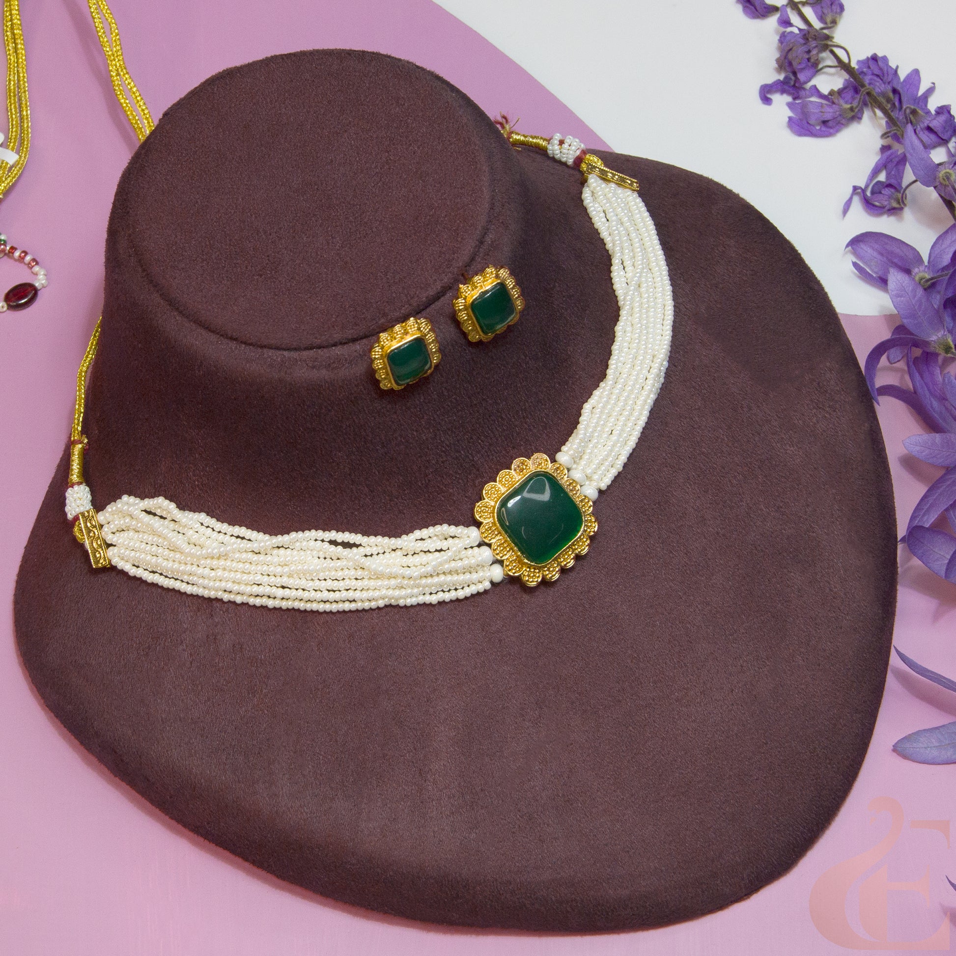 Top view of Pearls Chain Choker & Earrings Green stones 
